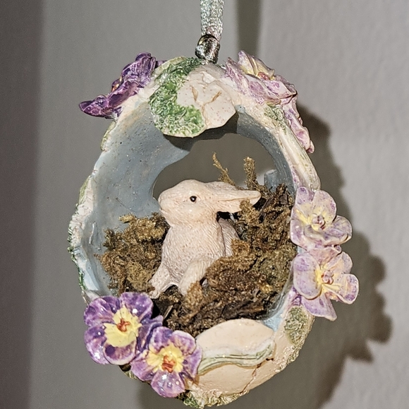 Katherine's Collection Other - Floral Cracked Egg Hanging Ornament with Bunny Rabbit